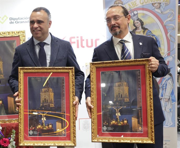 El presidente de la Diputación de Granada, Francis Rodríguez, a la izquierda en la imagen, con el delegado de Turismo, Cultura y Deporte de la Junta en la provincia, Fernando Egea, en Fitur 2025