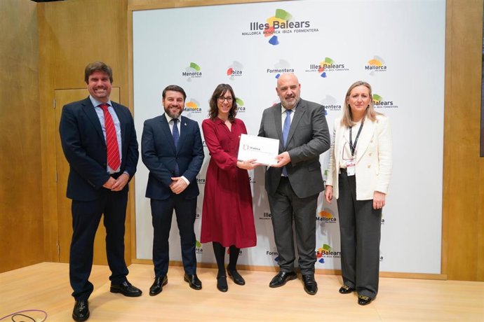 El alcalde de Palma, Jaime Martínez, recoge el distintivo que renueva la adhesión de la capital balear a la red de Destinos Turísticos Inteligentes (DTI), en Fitur 2025.