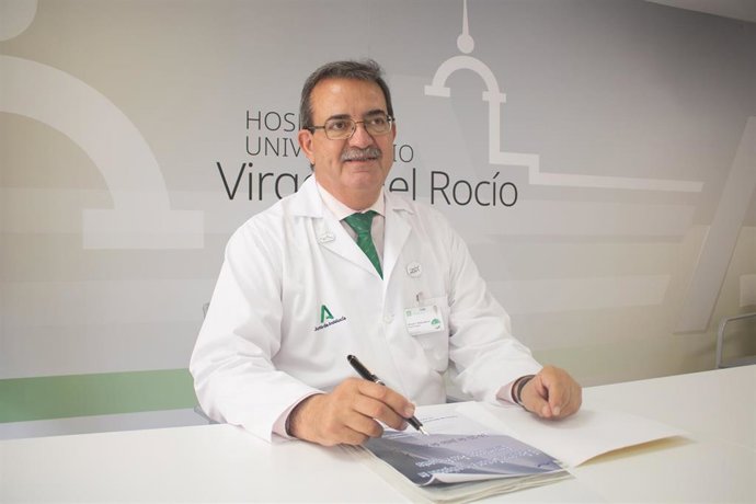 Archivo - El gerente del Hospital Virgen del Rocío, Manuel Molina, en una imagen de archivo. 