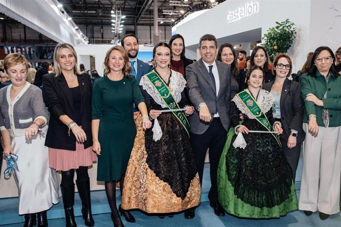 Las reinas de las fiestas de Castelló hacen entrega de la pulsera de la Magdalena a Mazón