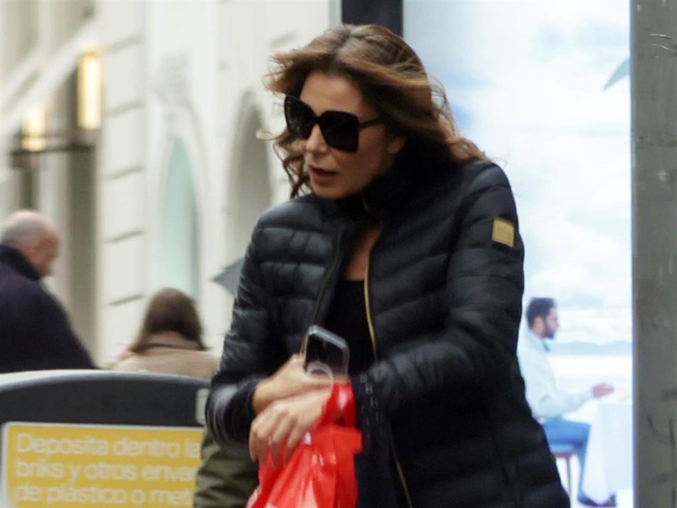 Mar Flores se sube en un coche, a 23 de enero de 2025, en Madrid (España).