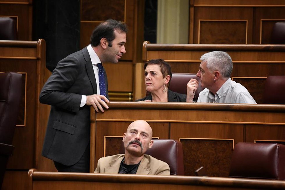 Archivo - (I-D) El ministro de Economía y Comercio, Carlos Cuerpo; conversa con los diputados de EH Bildu, Mertxe Aizpurua y Oskar Matute, durante una sesión de control al Gobierno en el Congreso de los Diputados, a 11 de diciembre de 2024, en Madrid (E