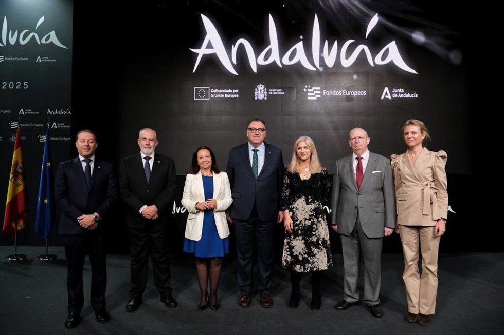 El consejero de Turismo y Andalucía Exterior, Arturo Bernal, y la consejer a de Cultura y Deporte, Patricia del Pozo, en el stand de Andalucía en Fitur.