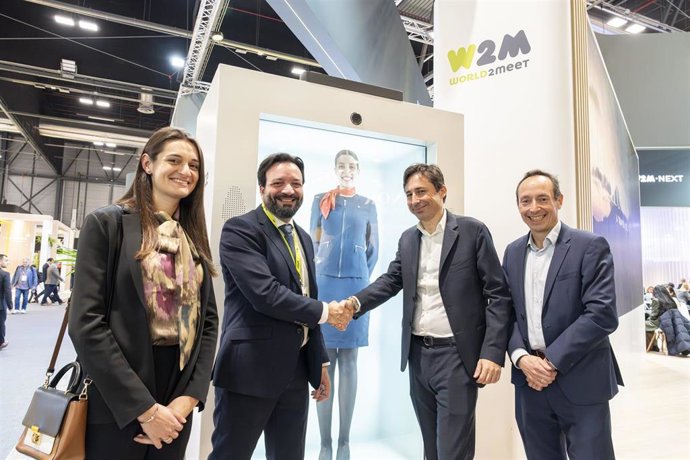 W2M presenta en Fitur la versión 2.0 de su embajadora digital MIA de la mano de Microsoft.