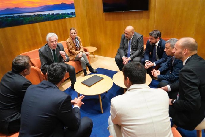 El alcalde de Palma, Jaime Martínez, participa en una reunión con el director general de Air Arabia, Khalid Chakrane.