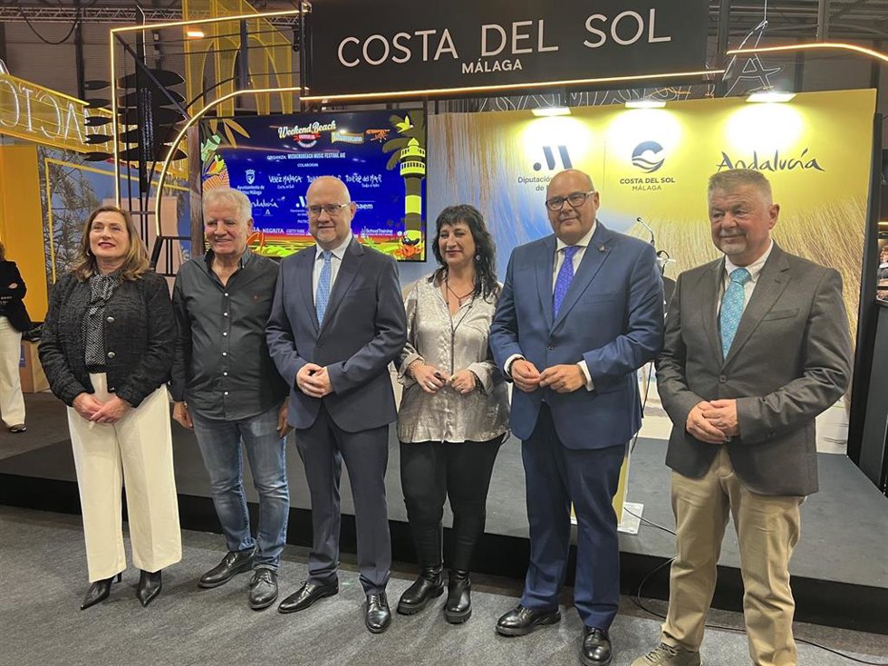El alcalde de Vélez, Jesús Lupiáñez; el teniente de alcalde de Torre del Mar, Jesús Pérez Atencia; el presidente de la Mancomunidad Axarquía; y la directora artística del festival, Fátima Rodriguez, entre otros, en la presentación del festival en Fitur.