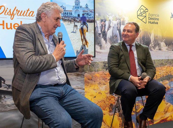 El presidente de la Diputación de Huelva, David Toscano, y el exjugador de baloncesto Fernando Romay en Fitur.