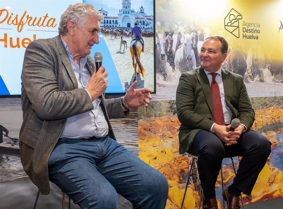 El presidente de la Diputación de Huelva, David Toscano, y el exjugador de baloncesto Fernando Romay en Fitur.