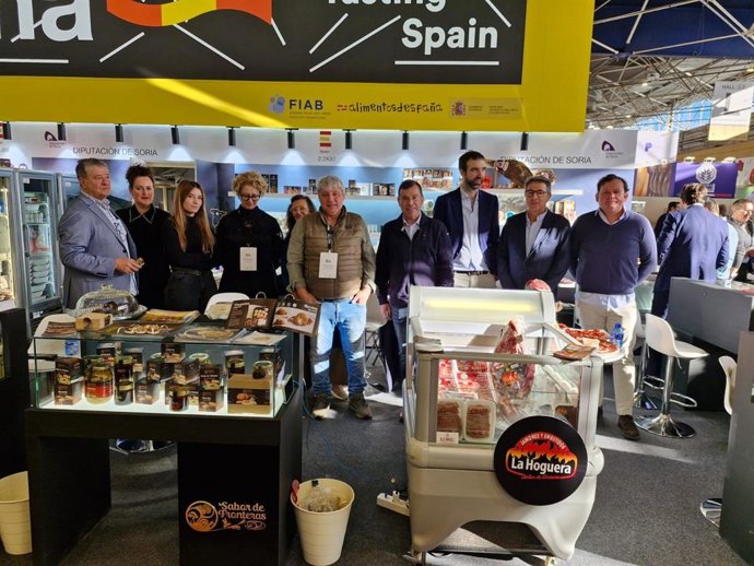 El vicepresidente de la Diputación de Soria junto a representantes de las siete empresas sorianas en Lyon