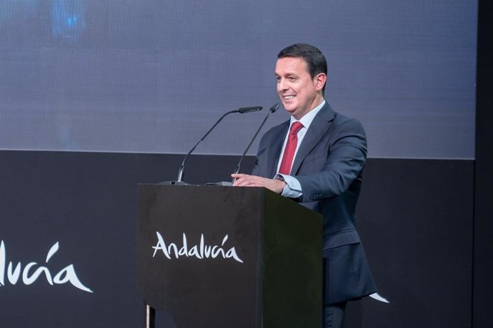 El presidente de la Diputación de Almería, Javier Aureliano García, durante un acto en Fitur.