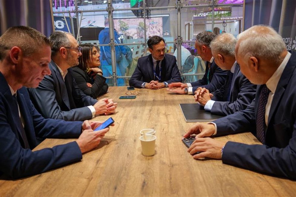 El vicepresidente y consejero de Turismo del Cabildo de Tenerife, Lope Afonso, en un encuentro con operadores turísticos en Fitur