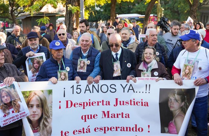 Archivo - El abuelo de Marta del Castillo, José Antonio Casanova (3d), en la concentración ante los juzgados por el 15 aniversario del asesinato de Marta del Castillo. A 24 de enero de 2024