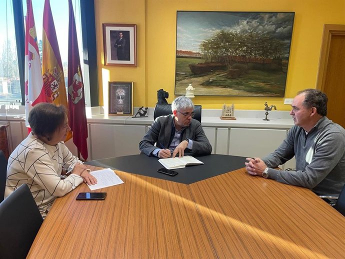 Reunión mantenida este nueves entre el alcalde pedáneo de Peranzanes y el delegado territorial de la Junta en León