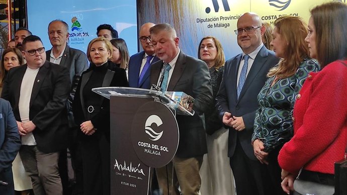 El presidente de Mancomunidad Axarquía Costa de Sol, Jorge Martín, el vicepresidente responsable del Área de Turismo, Jesús Pérez Atencia, y el artista Antonio Fernández Torres 'Chato de Vélez' presentan campaña 'Axarquía eres tú' en Fitur.