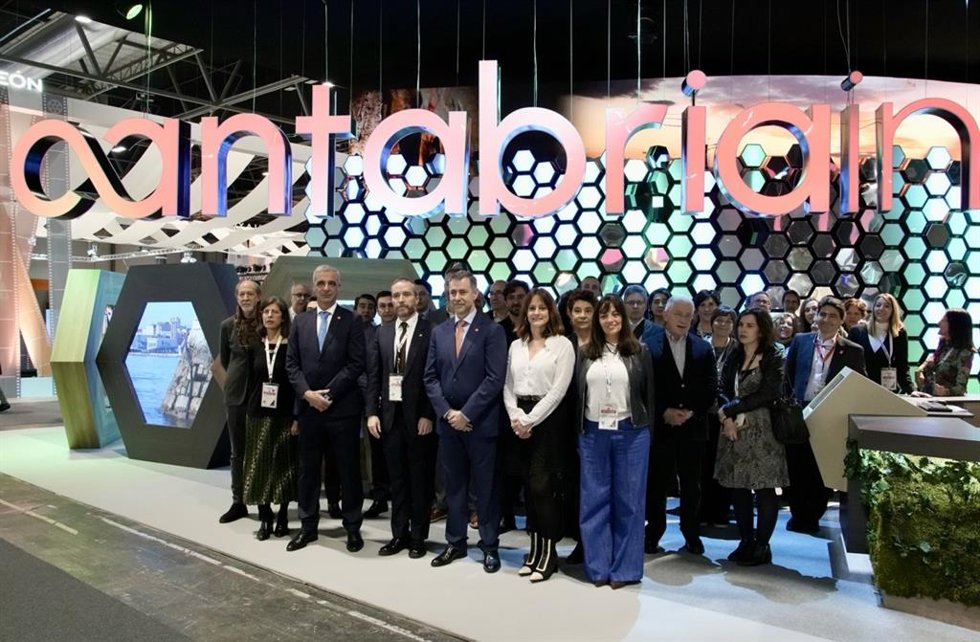 El consejero de Turismo, Martínez Abad, junto con los representantes de la oficinas de turismo de España en el encuentro celebrado hoy en FITUR. F