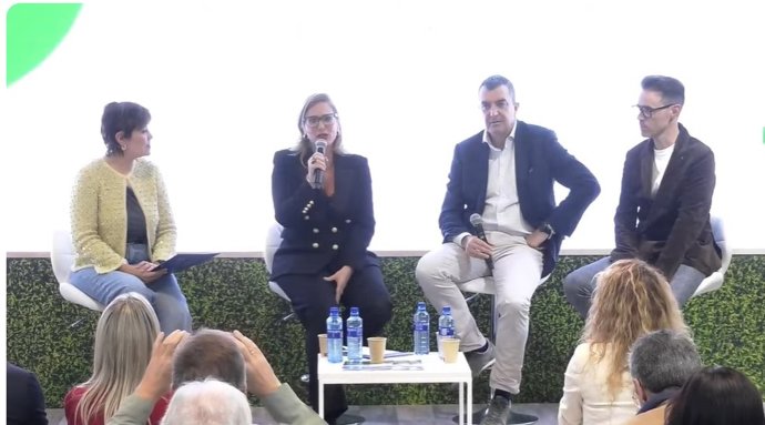 Lara Martínez, segunda por la izquierda