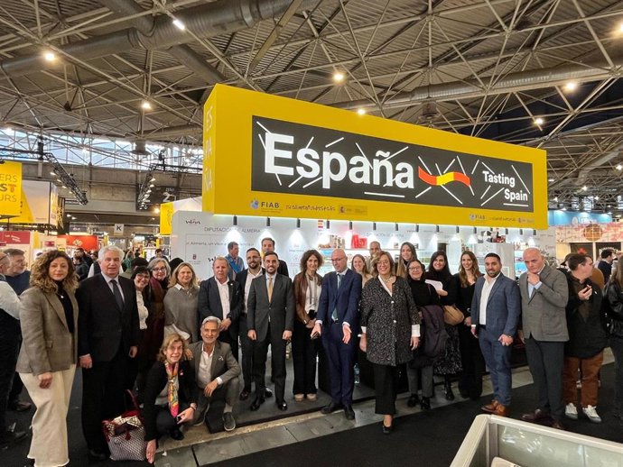 Representantes de las siete empresas de la marca 'Sabores Almería' en la feria Sirha de Lyon.