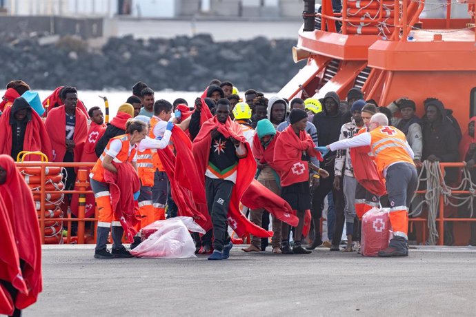 Los servicios sanitarios atienden a migrantes llegados en cayuco a Puerto Naos, a 28 de diciembre de 2024, en Arrecife, Lanzarote, Canarias (España). La Guardamar Calíope de Salvamento Marítimo ha rescatado a unos 240 migrantes que han llegado en cuatro c