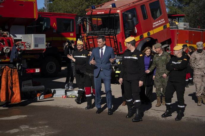 Pedro Sánchez visita las unidades del Ejército que colaboran en las labores de la dana en el CGATD de Bétera