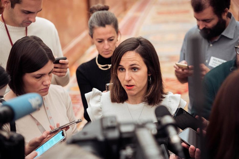 La secretaria general de Podemos, Ione Belarra, atiende a los medios antes de una sesión plenaria extraordinaria, en el Congreso de los Diputados, a 22 de enero de 2025, en Madrid (España).