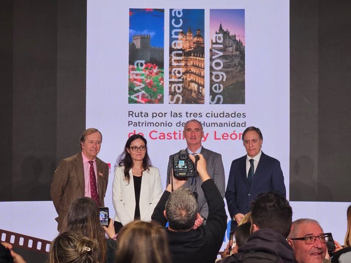 El director general de Turismo, Ángel González Pieras (izda), la teniente de alcalde de Ávila, Sonsoles Prieto, el alcalde de segovia, José Mazarías y el alcalde de Salamanca, Carlos García. 