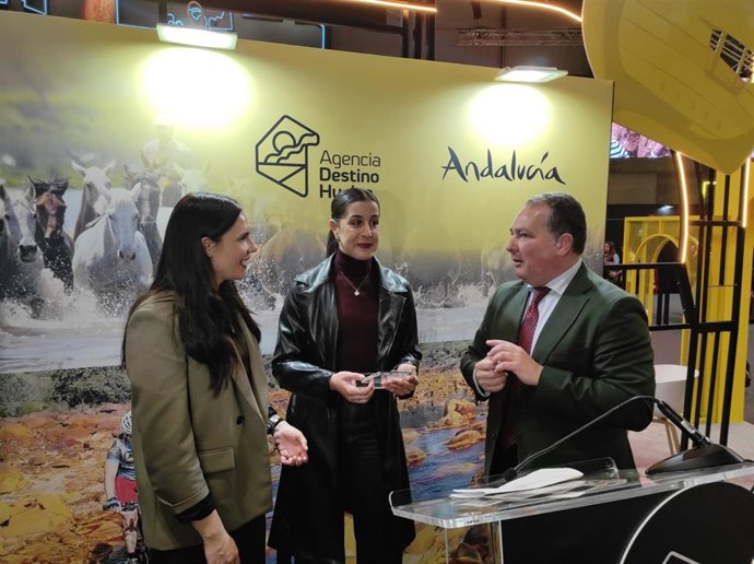 Entrega del reconocomiento como embajadora turística de la provincia de Huelva a Carolina Marín.