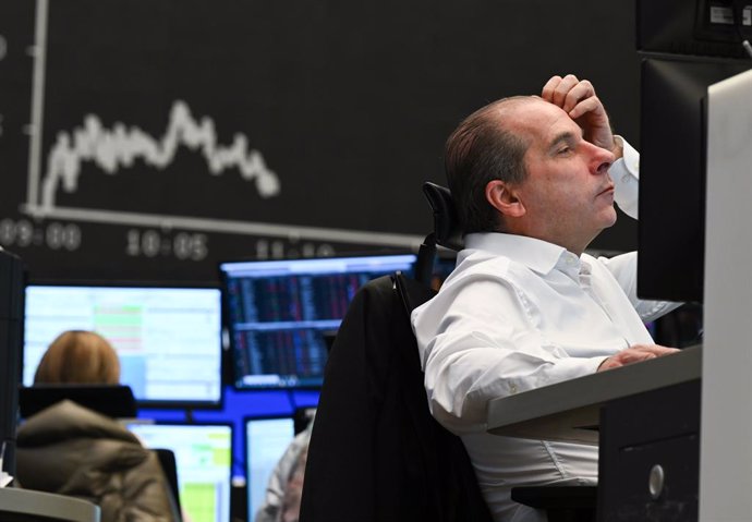 Archivo - 24 February 2022, Hessen, Frankfurt_Main: Stock trader Arthur Brunner of ICF Bank AG watches his monitor on the floor of the Frankfurt Stock Exchange.