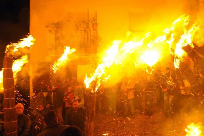 Archivo - Fiesta de Los Escobazos de Jarandilla de la Vera en una imagen de archivo