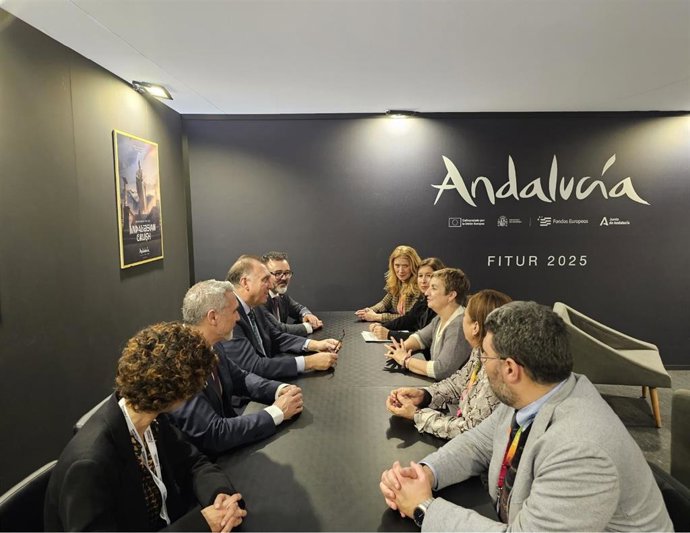 La consellera de Innovación, Industria, Comercio y Turismo, Marián Cano, y el consejero de Turismo y Andalucía Exterior de Andalucía, Arturo Bernal, han mantenido un encuentro de trabajo en Fitur
