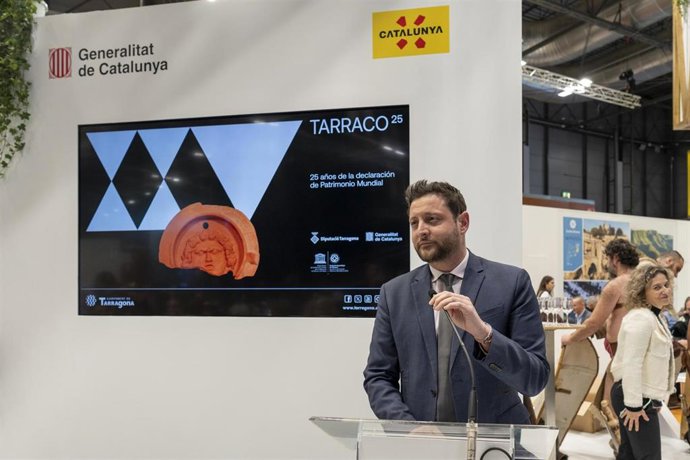 El alcalde de Tarragona, Rubén Viñuales, enla presentación de 'Tarraco25', para conmemorar el 25 aniversario de la declaración de la ciudad como Patrimonio de la Humanidad, en el marco del salón Fitur, que se celebra en Madrid