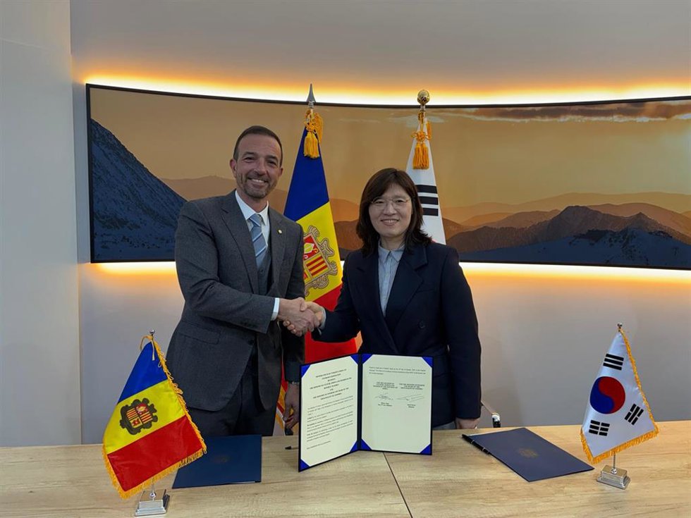 Jordi Torres y Jang Mi-ran durante la firma del memorándum