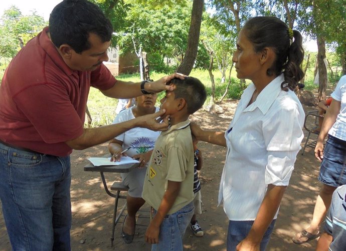 Archivo - Detección de la lepra en niños.