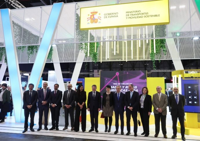 José Antonio Santano visita el stand de Transportes en Fitur.