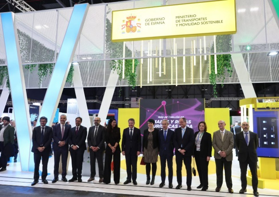 José Antonio Santano visita el stand de Transportes en Fitur.
