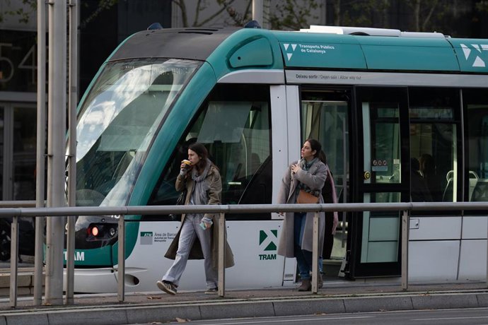 Archivo - Varias personas salen de un tranvía, en Barcelona, Catalunya (España).