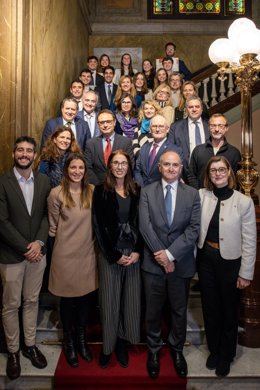 El decano del ICAB, Jesús M. Sánchez, con estudiantes de Derecho, galardonados con el ‘Premio Extraordinario Futuros Abogados y Abogadas de Barcelona’