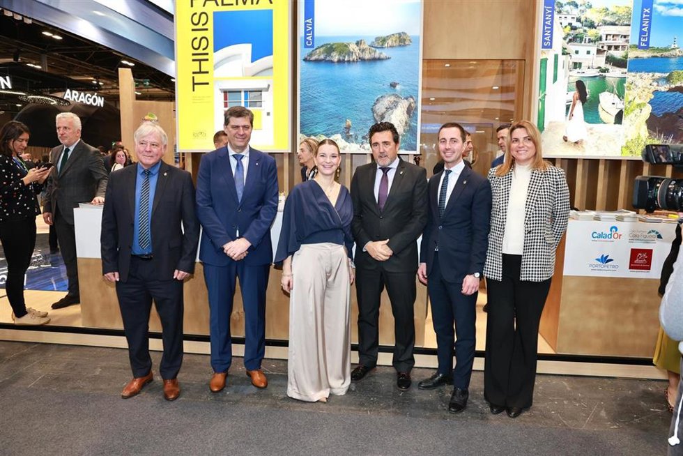La presidenta del Govern, Marga Prohens, y el conseller de Turismo, Jaume Bauz, en Fitur