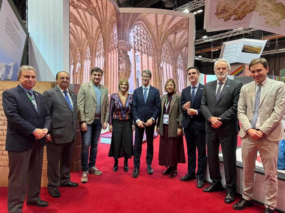 La alcaldesa de Jerez de la Frontera (Cádiz), María José García-Pelayo, junto al presidente de La Rioja, Gonzalo Capellán de Miguel, y la alcaldesa de Haro, Guadalupe Fernández, entre otras autoridades en Fitur 2025.