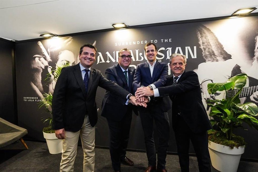 José María Bellido, Arturo Bernal, Jordi Pla y Salvador Fuentes en el anuncio de Vueling en Fitur.