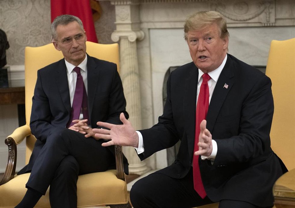 Archivo - Imagen de archivo del exsecretario general de la OTAN Jens Stoltenberg junto al presidente de Estados Unidos, Donald Trump, durante su primer mandato