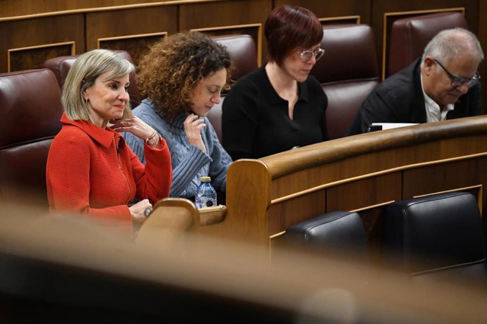 Archivo - La portavoz de Sumar en el Congreso, Verónica Martínez (1i), durante una sesión plenaria en el Congreso de los Diputados, a 17 de diciembre de 2024, en Madrid (España). El Pleno del Congreso arranca esta tarde con el debate de toma en considerac