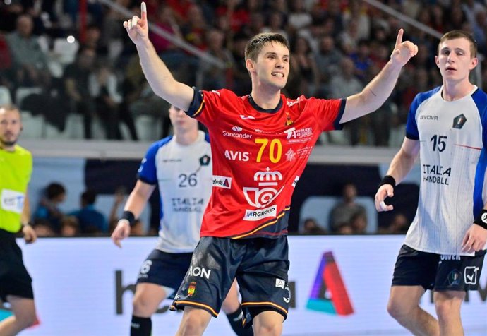 Archivo - Dani Fernández celebra un gol con la selección española de balonmano