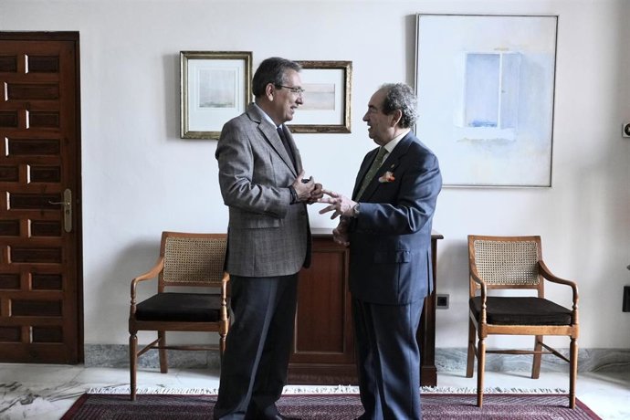 Fundación Cajasol conmemora con una exposición el primer besamanos público de la Esperanza Macarena.