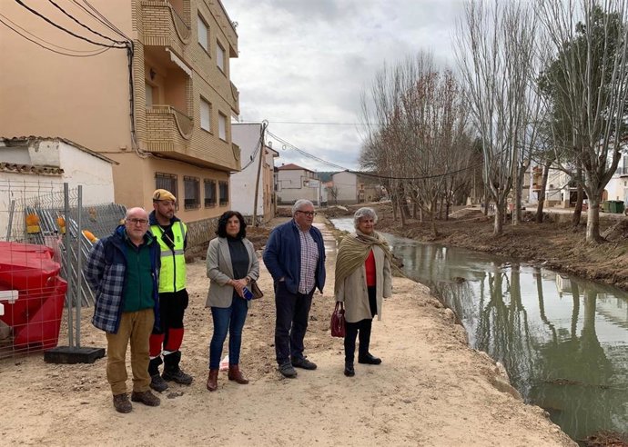 La subdelegada del Gobierno de España en Cuenca, M.ª Luz Fernández, conoce los trabajos de la UME en Mira