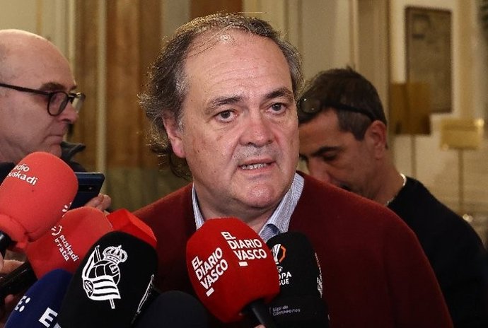 El presidente de la Real Sociedad, Jokin Aperribay, hace declaraciones a los medios informativos