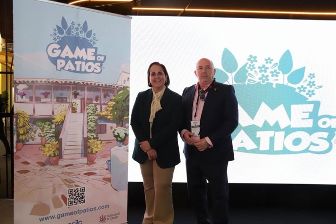 Blanca Torrent y Rafael Porras presentan en Fitur el primer videojuego basado íntegramente en los Patios de Córdoba, 'Game of patios'.