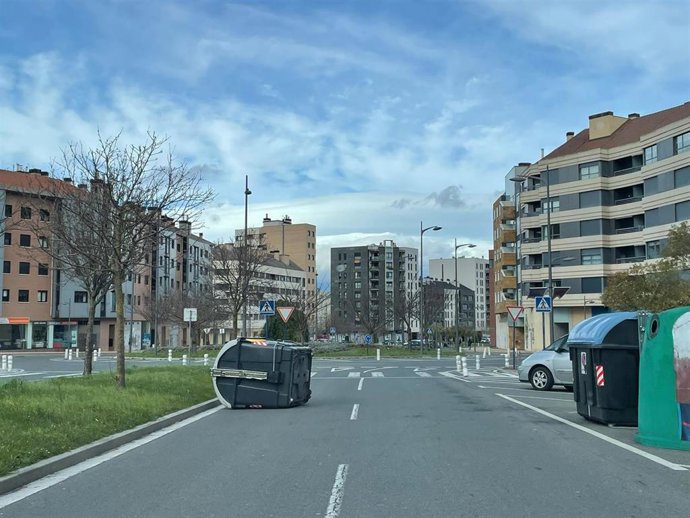 Contenedor volcado por el viento en Vitoria-Gasteiz