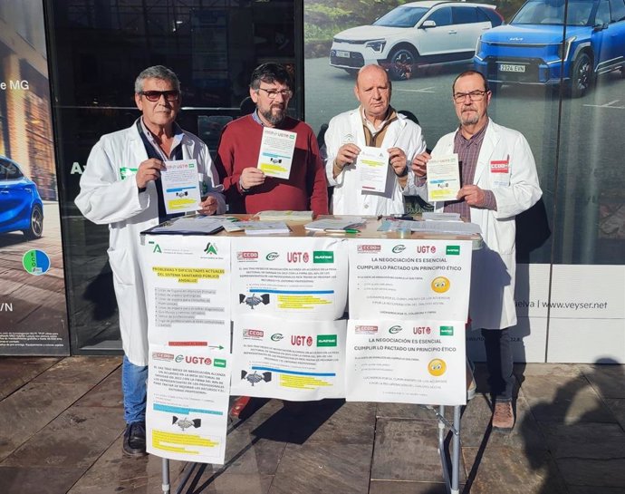 Reocgida de firmas de los sindicatos en Huelva en apoyo a la sanidad pública.