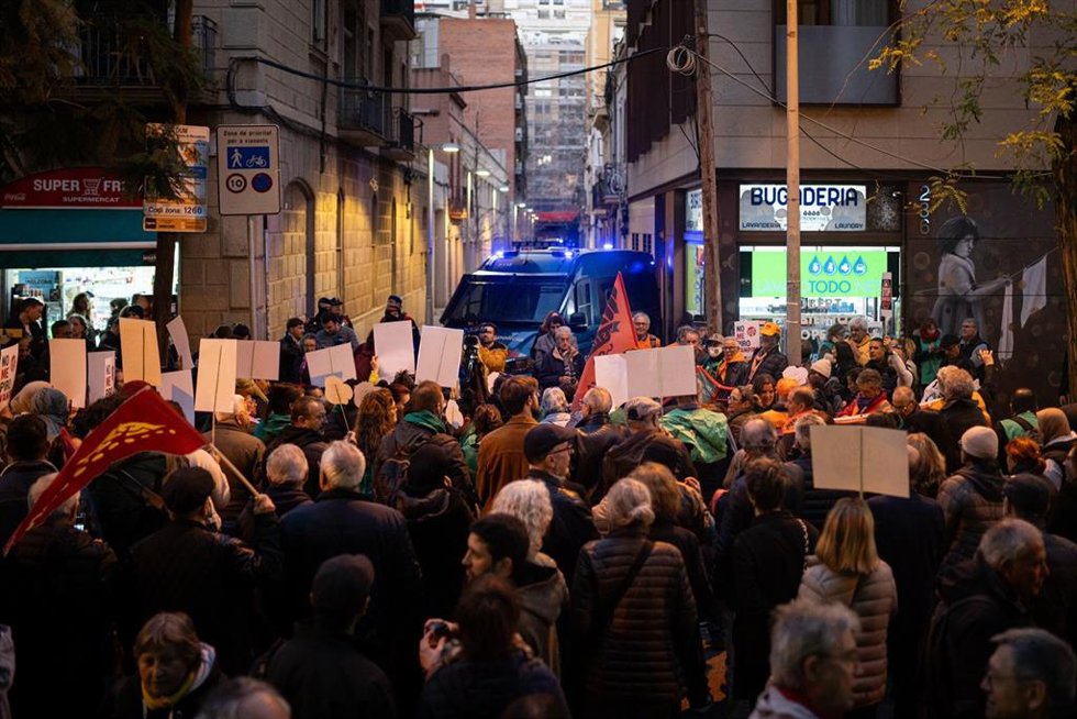 Unas 100 personas protestan ante la sede de Junts por el rechazo al decreto ómnibus