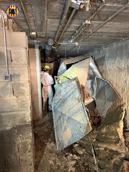 Trabajos de bomberos en la limpieza del sótano del centro comercial MN4 de Alfafar (Valencia) tras la dana.